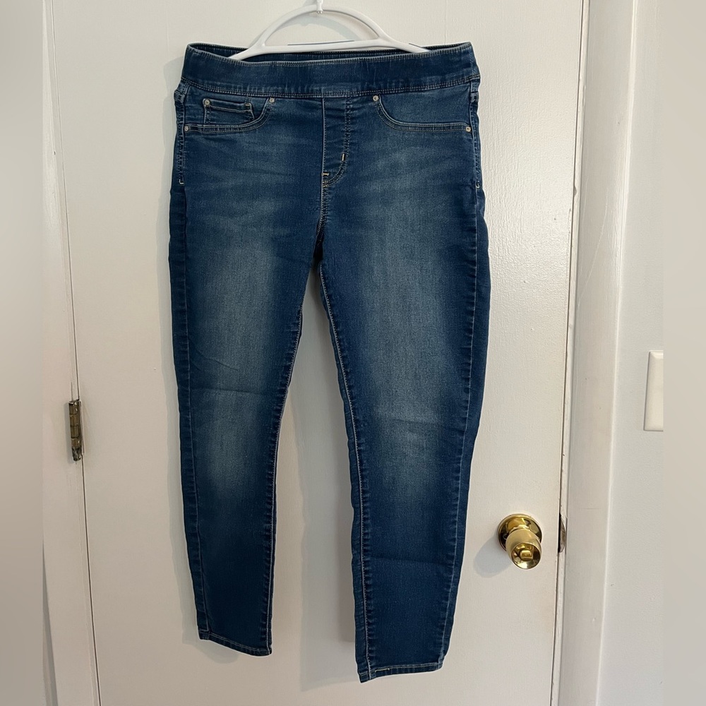 Levi Strauss pull on skinny jeans. Size 12s.